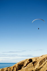 Bei strahlend blauem Himmel fliegt ein Drachenflieger über die Klippen von Torrey Pines in La Jolla, Kalifornien. - AURF01451