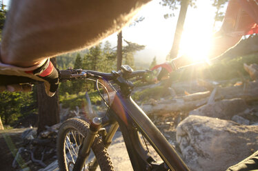 Mountainbiken auf dem Corral Trail in Lake Tahoe, Kalifornien. - AURF01466