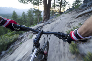 Mountainbiken auf dem Corral Trail in Lake Tahoe, Kalifornien. - AURF01467