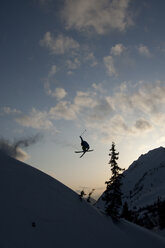 Skifahrer in der Luft bei Sonnenuntergang in Utah. - AURF01490