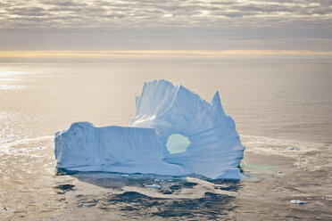 Meereslandschaft und Eisberg, Baffin Bay, grönländische Gewässer. - AURF01499