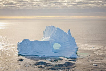 Seascape and iceberg, Baffin Bay, Greenland waters. - AURF01499