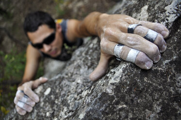 Ein Kletterer bewältigt ein Boulderproblem im Rogers Park in der Nähe des Lake Belton, Texas. - AURF01503