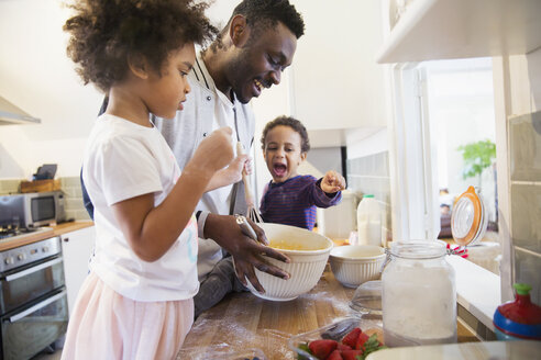 Vater und Kleinkinder backen in der Küche - HOXF03759