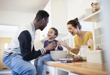 Eltern und Kleinkind Sohn backen in der Küche - HOXF03766