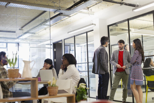 Geschäftsleute im Gespräch und bei der Arbeit im Büro - CAIF21294