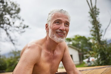 Porträt lächelnd, zuversichtlich, reifen Mann im Whirlpool sonnigen Sommer Deck - CAIF21323