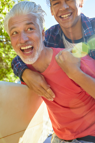 Verspielter Vater und Sohn im Huckepack, lizenzfreies Stockfoto