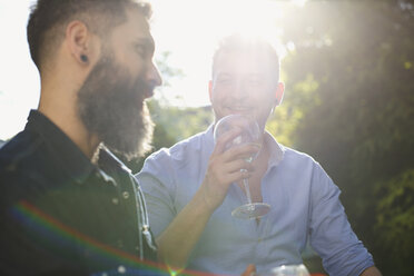 Männliches schwules Paar trinkt Wein und unterhält sich - CAIF21382