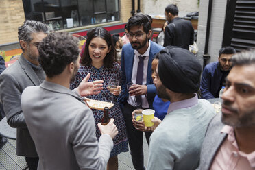 Freunde, die trinken und sich treffen - CAIF21472