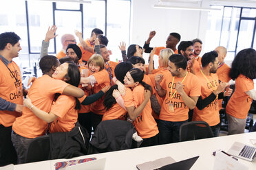 Enthusiastische Hacker feiern und programmieren für wohltätige Zwecke beim Hackathon - CAIF21485