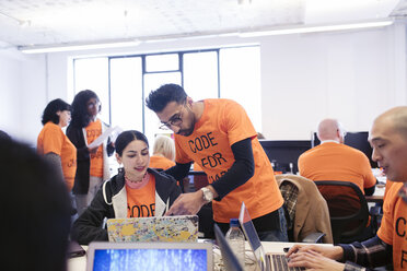 Hacker programmieren beim Hackathon für wohltätige Zwecke - CAIF21487