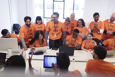 Hacker programmieren beim Hackathon für wohltätige Zwecke - CAIF21489
