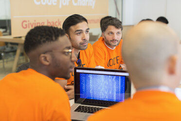 Engagierte Hacker programmieren beim Hackathon für wohltätige Zwecke - CAIF21497