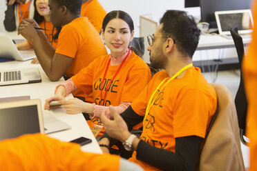 Hacker programmieren beim Hackathon für wohltätige Zwecke - CAIF21504