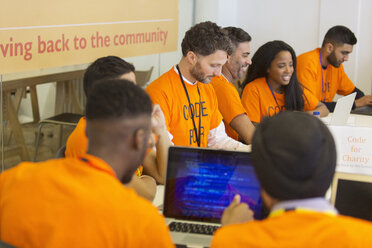 Hacker programmieren beim Hackathon für wohltätige Zwecke - CAIF21507