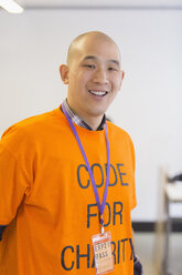 Porträt eines selbstbewussten Hackers, der beim Hackathon für wohltätige Zwecke programmiert - CAIF21515
