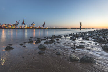 Deutschland, Hamburg, Wittenbergen, Elbstrand am Abend, im Hintergrund der Containerhafen - KEBF00911