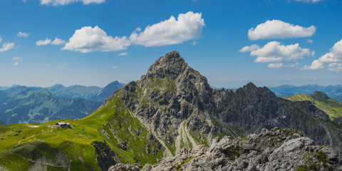 Deutschland, Bayern, Allgäu, Allgäuer Alpen, Fiderepass-Hütte und Hammerspitze, lizenzfreies Stockfoto