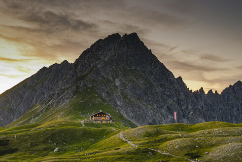 Deutschland, Bayern, Allgäu, Allgäuer Alpen, Fiderepass-Hütte und Hammerspitze am Abend - WGF01228