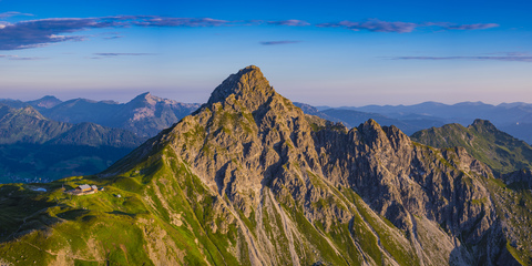 Deutschland, Bayern, Allgäu, Allgäuer Alpen, Fiderepass-Hütte und Hammerspitze, lizenzfreies Stockfoto