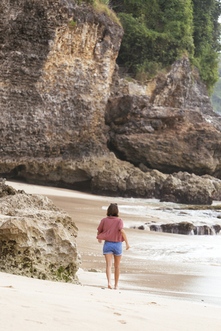 Indonesien, Bali, junge Frau am Strand, Rückansicht, lizenzfreies Stockfoto