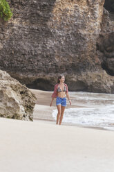Indonesien, Bali, junge Frau am Strand - KNTF01228