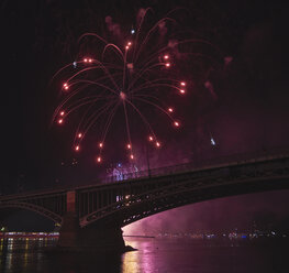 Deutschland, Wiesbaden, Theodor-Heuss-Brücke, Feuerwerk am Rhein - BSCF00566