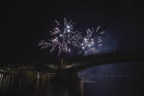 Deutschland, Wiesbaden, Theodor-Heuss-Brücke, Feuerwerk am Rhein, lizenzfreies Stockfoto