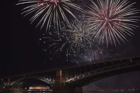 Deutschland, Wiesbaden, Theodor-Heuss-Brücke, Feuerwerk, lizenzfreies Stockfoto