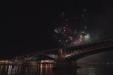 Deutschland, Wiesbaden, Theodor-Heuss-Brücke, Feuerwerk am Rhein - BSCF00572