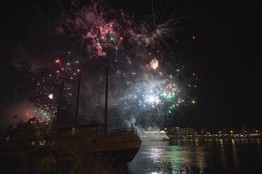 Deutschland, Wiesbaden, Theodor-Heuss-Brücke, Feuerwerk am Rhein - BSCF00573