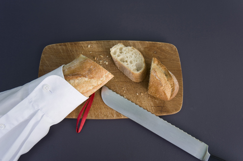 Upcycling eines alten weißen Hemdes als Baguette für Baguette, lizenzfreies Stockfoto