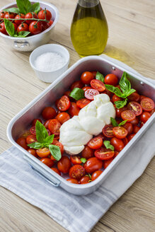 Italienisches Essen, Caprese, Mozzarella, Tomaten und Basilikum - GIOF04229