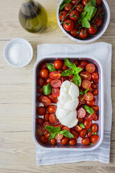 Italienisches Essen, Caprese, Mozzarella, Tomaten und Basilikum - GIOF04230