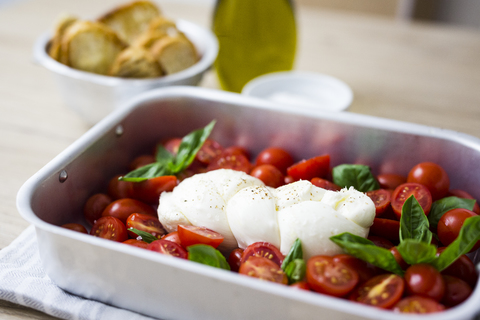 Italienisches Essen, Caprese, Mozzarella, Tomaten und Basilikum, lizenzfreies Stockfoto