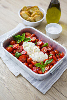 Italienisches Essen, Caprese, Mozzarella, Tomaten und Basilikum - GIOF04232