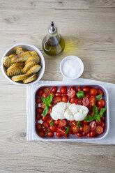 Italienisches Essen, Caprese, Mozzarella, Tomaten und Basilikum - GIOF04234