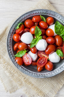 Italienisches Essen, Caprese, Mozzarella, Tomaten und Basilikum - GIOF04241