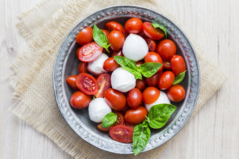 Italienisches Essen, Caprese, Mozzarella, Tomaten und Basilikum - GIOF04242