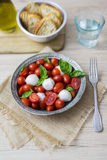 Italienisches Essen, Caprese, Mozzarella, Tomaten und Basilikum - GIOF04243