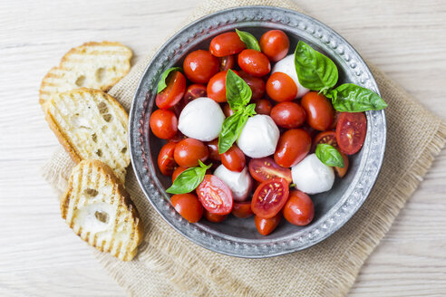 Italienisches Essen, Caprese, Mozzarella, Tomaten und Basilikum - GIOF04244