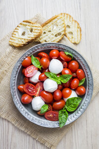 Italienisches Essen, Caprese, Mozzarella, Tomaten und Basilikum - GIOF04245
