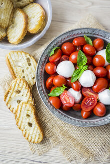 Italienisches Essen, Caprese, Mozzarella, Tomaten und Basilikum - GIOF04246