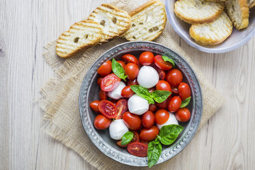 Italienisches Essen, Caprese, Mozzarella, Tomaten und Basilikum - GIOF04247