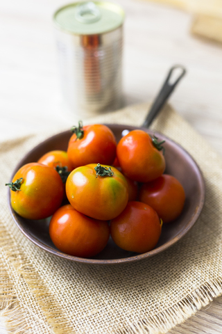 Frische Tomaten in der Pfanne, lizenzfreies Stockfoto