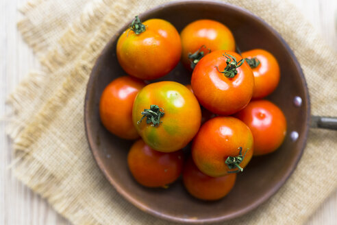 Frische Tomaten in der Pfanne, Draufsicht - GIOF04249