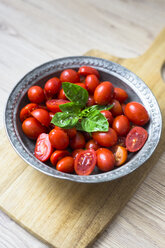 Tomaten und Basilikum in der Zinkschale - GIOF04250