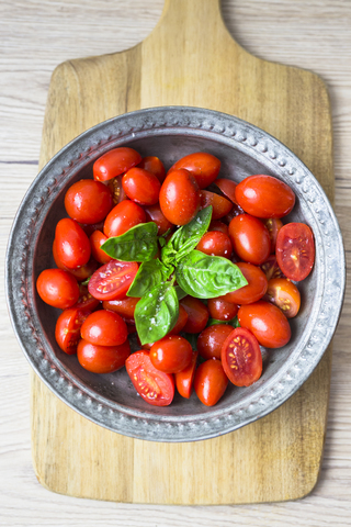 Tomaten und Basilikum in einer Zinkschale, Draufsicht, lizenzfreies Stockfoto