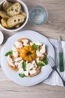 Italienisches Essen, Caprese, Mozzarella, Tomaten und Basilikum - GIOF04253